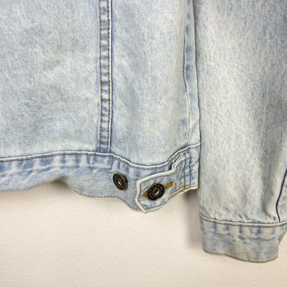 Brooklyn Cloth | Unisex Light Wash Relaxed Fit Retro Inspired Denim Jean Jacket - Picture 6 of 11